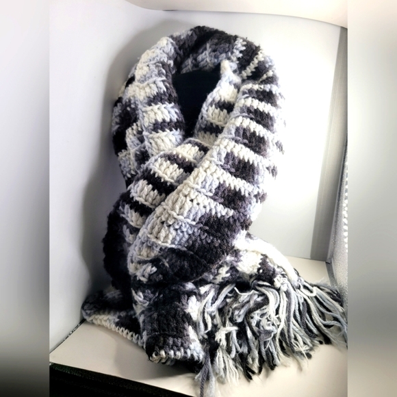 BLACK/WHITE Knit Fringed Scarf, EUC - Picture 1 of 3